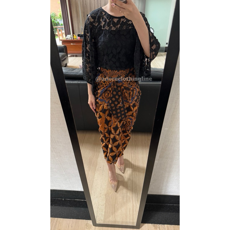 Adore Setelan Rok Batik Atasan Kelelawar Hitam