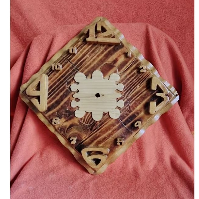 Hiasan jam dinding rumah/kantor DLL bentuk segitiga kaligrafi dari kayu jati
