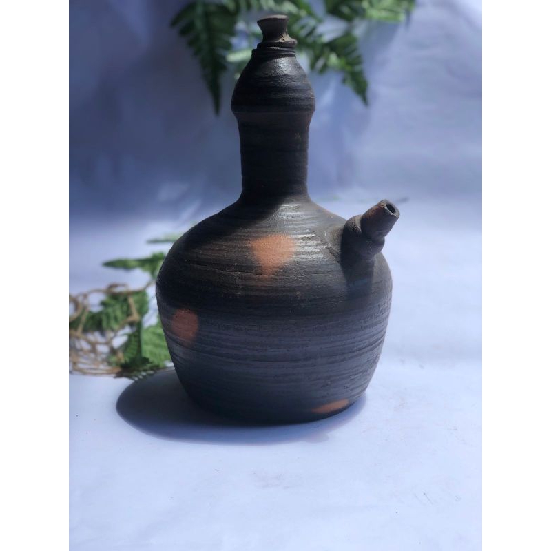 kendi tanah liat besar