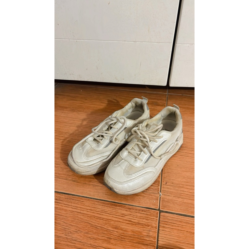 Preloved Sepatu Putih Sneakers