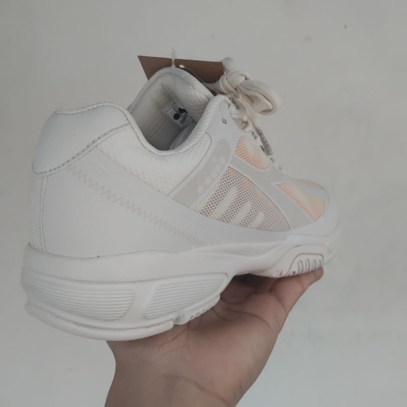 BEST DEALS Diadora HOSHIE Beige Bulutangkis Sepatu Tennis Badminton Padel Wanita Cewek Perempuan