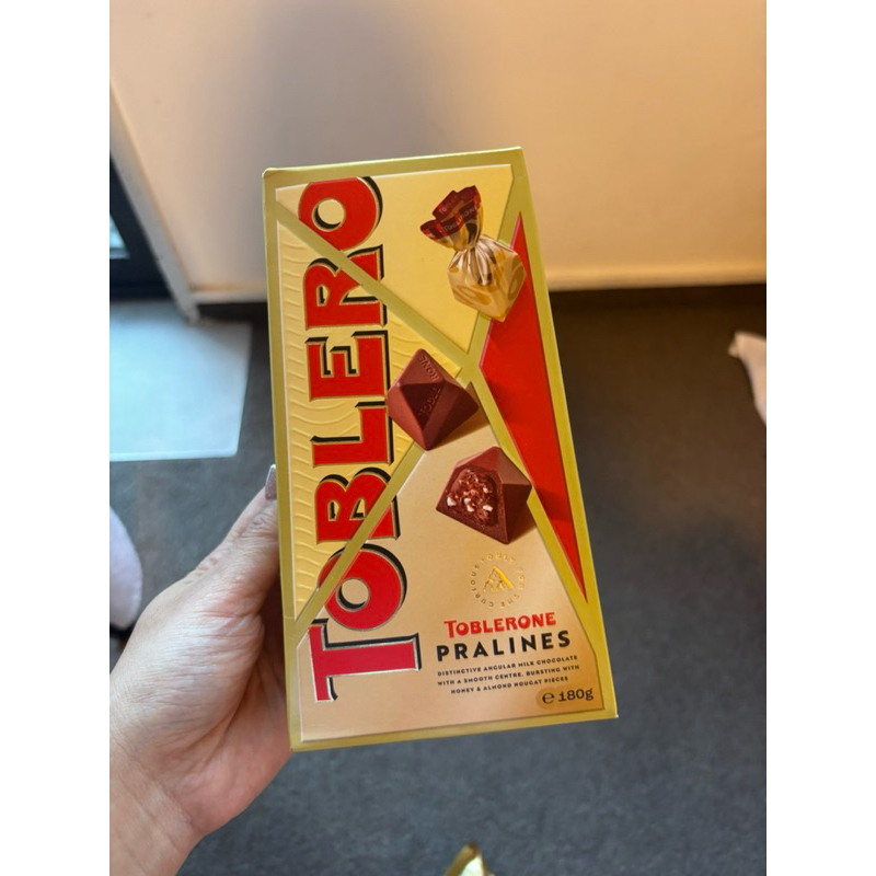 

coklat Toblerone pralines 180 gr with Honey dan almond nougat Australia