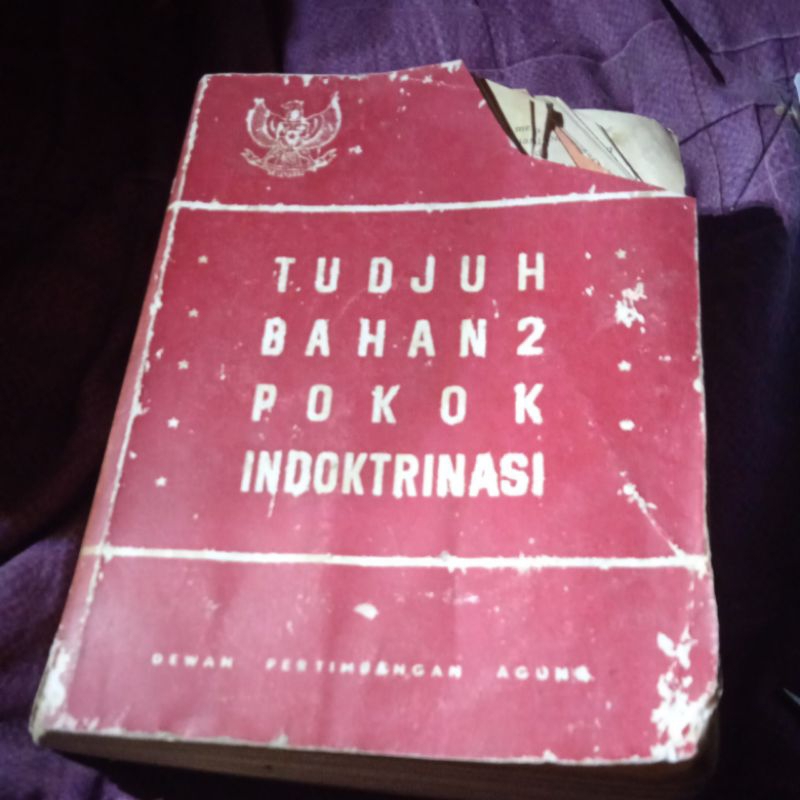 buku Tudjuh Bahan2 Pokok Indoktrinasi, buku tebal 857 halaman Edjaan lama original tahun 1961