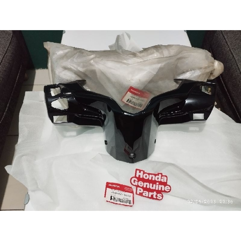 53206KZRB10ZA / COVER HANDLE BELAKANG VARIO 125 KZR ISS