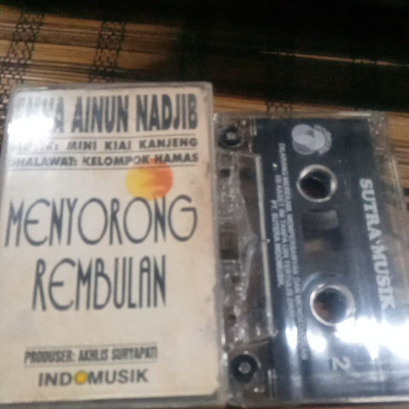 KASET PITA EMHA AINUN NADJIB R0018