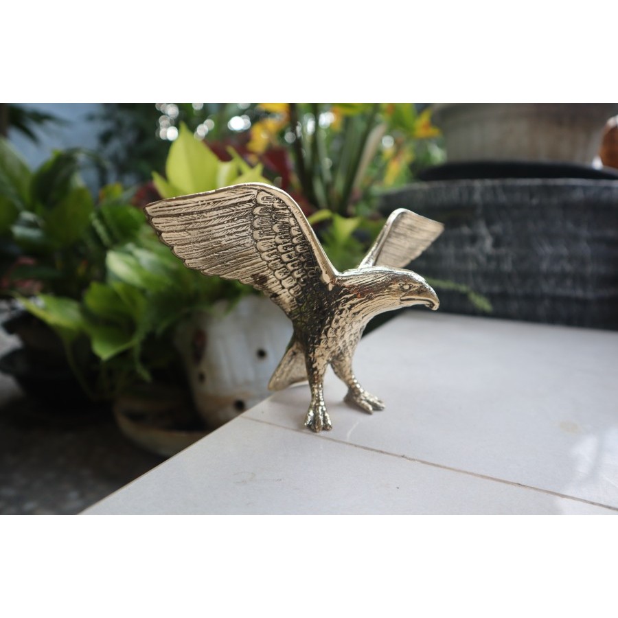 Patung burung elang kuningan