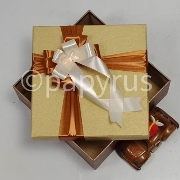 

PAPYRUS Kombinasi 22,5x22,5 Tinggi 5cm Kotak Kado Gift Box Hadiah V2