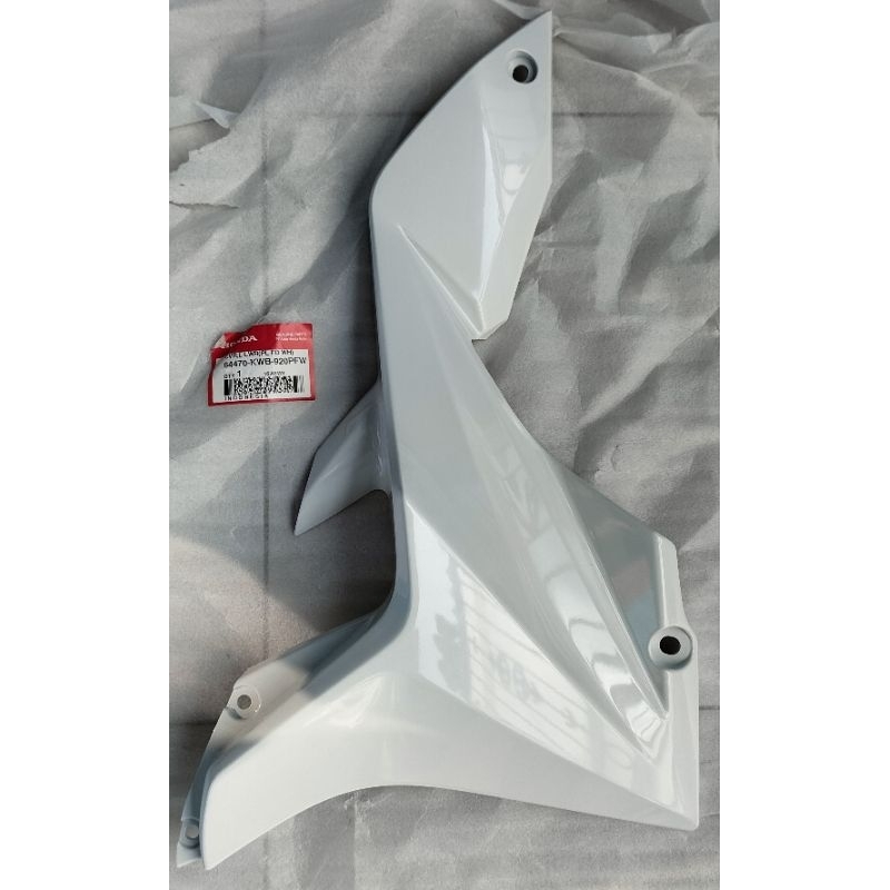 64470-KWB-920PFW Cover Sayab Bawah Kiri Honda Blade Putih ORI AHM