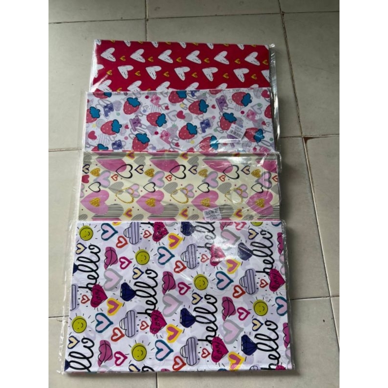 

Kertas Kado Kiki 1 Pack Isi 50 Lembar motif abstrak, batik dan motif anak