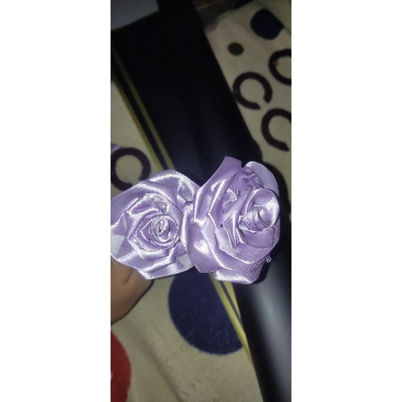 

BungaMawarDariPitaSatinHomeMade/Glitter/Bunga pita satin/KelopakMawarBungaSatin