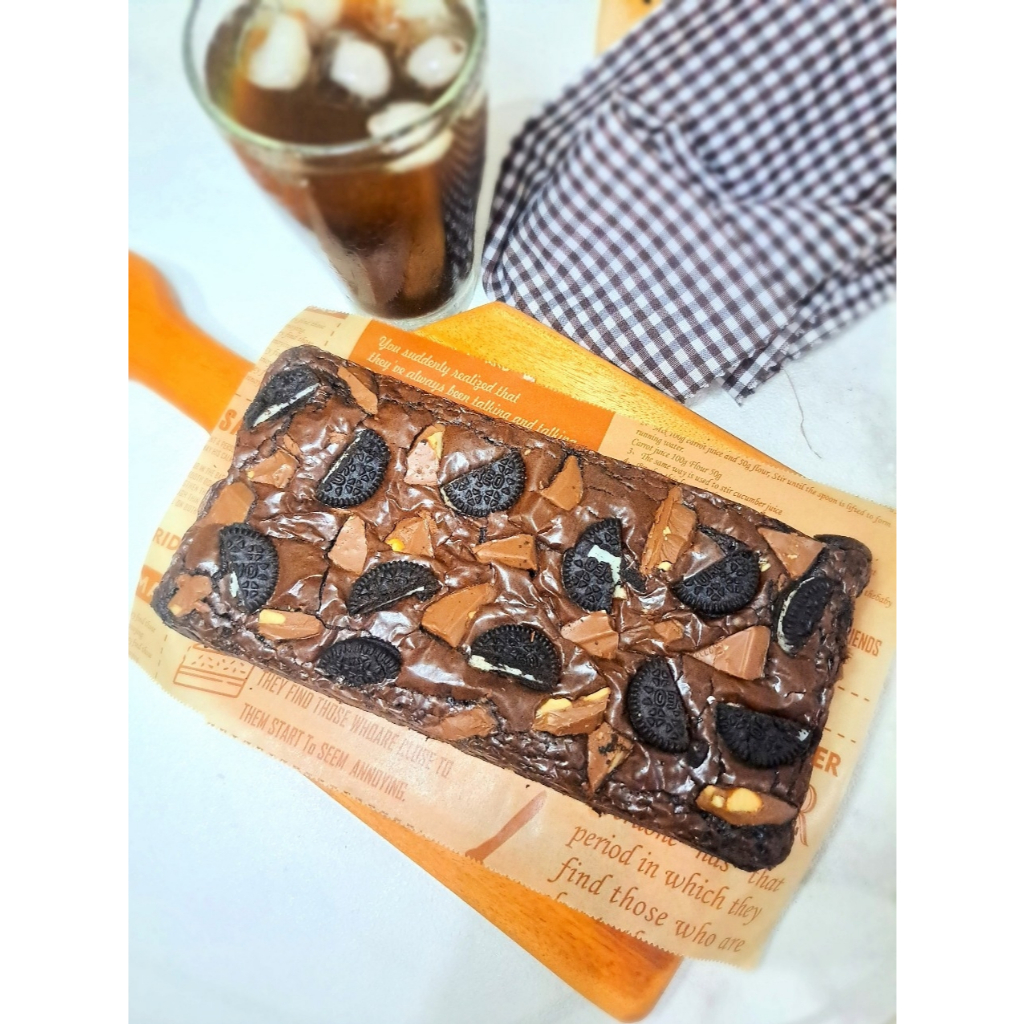 

Fudgy Brownies Oreo Silverqueen Almond Choco chips