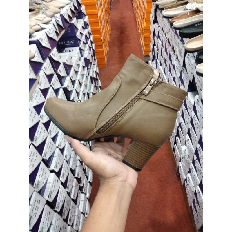 sepatu boots wanita dari brand laviola