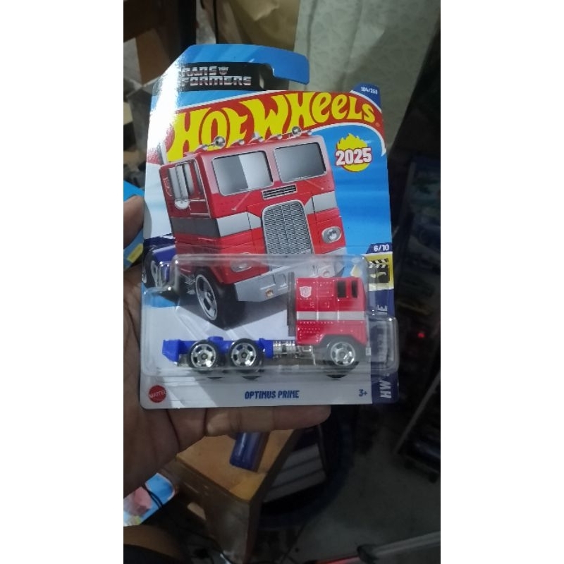 Hot Wheels Track Fleet Transformer Optimus Prime