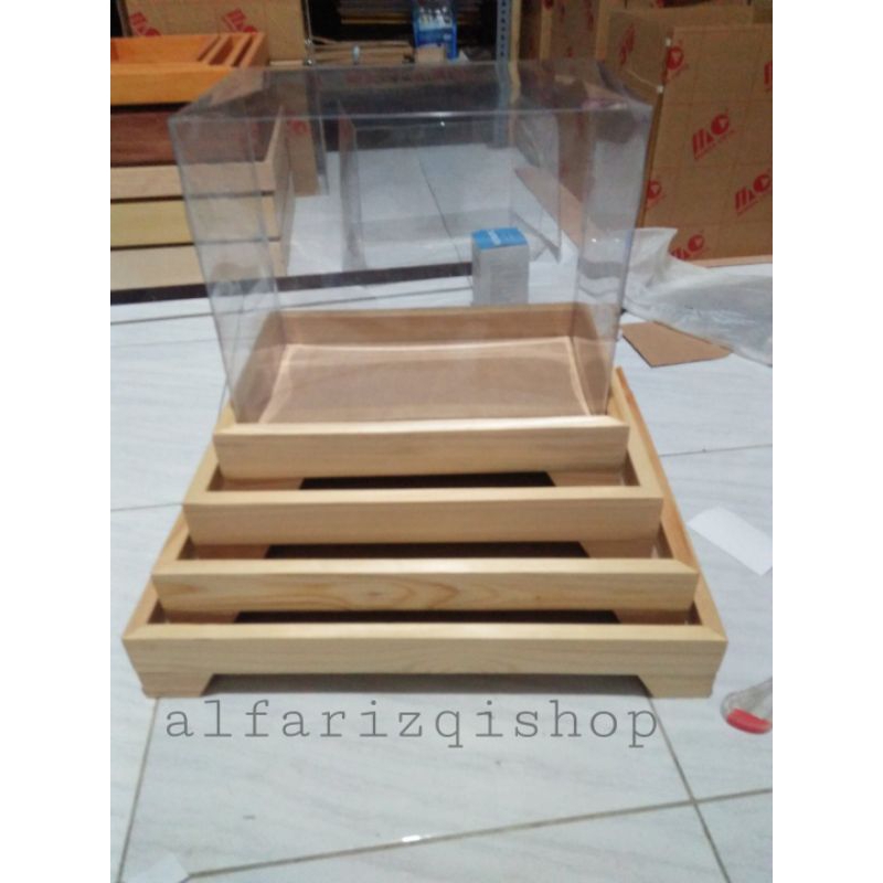 

KOTAK HANTARAN PERNIKAHAN BERKAKI KAYU JATI BELANDA 1 SET ISI 4 KOTAK + TUTUP MIKA HIAS SIKU