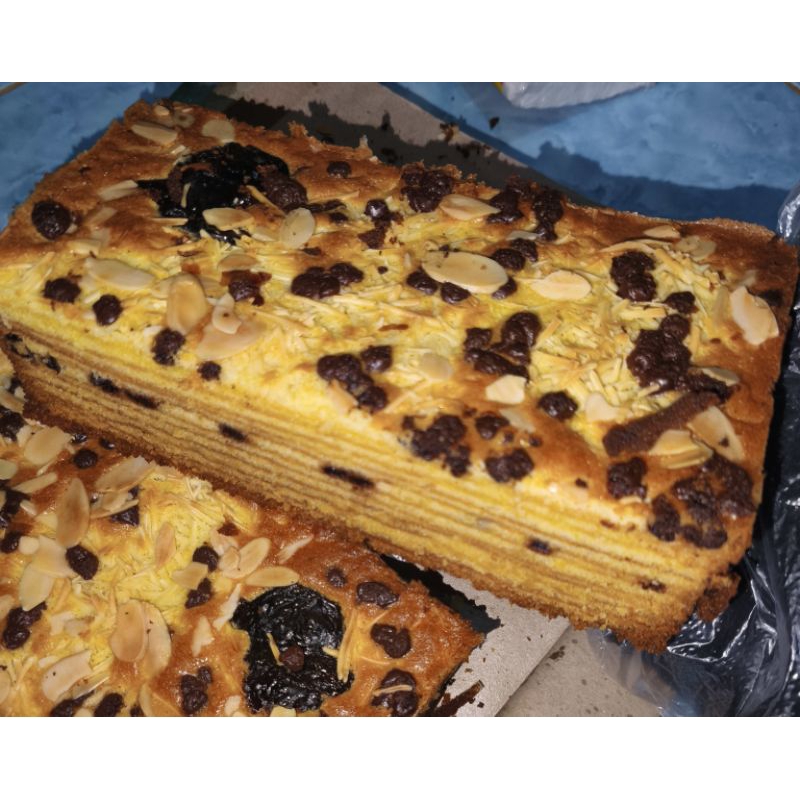 

lapis legit ekonomis full toping chochips, keju, almond slice dan prunes uk 20x10