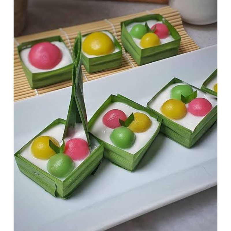 

Kue putri mandi isi gula kelapa manis/jajanan pasar