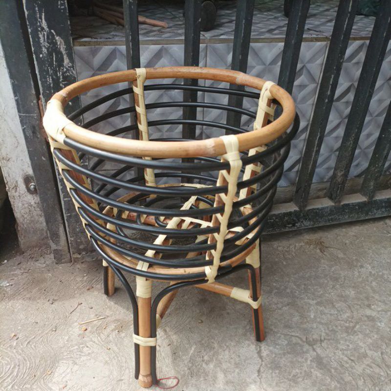 Flas sale standing pot rotan finishing mengkilap/tempat bunga dekorasi sudut ruangan