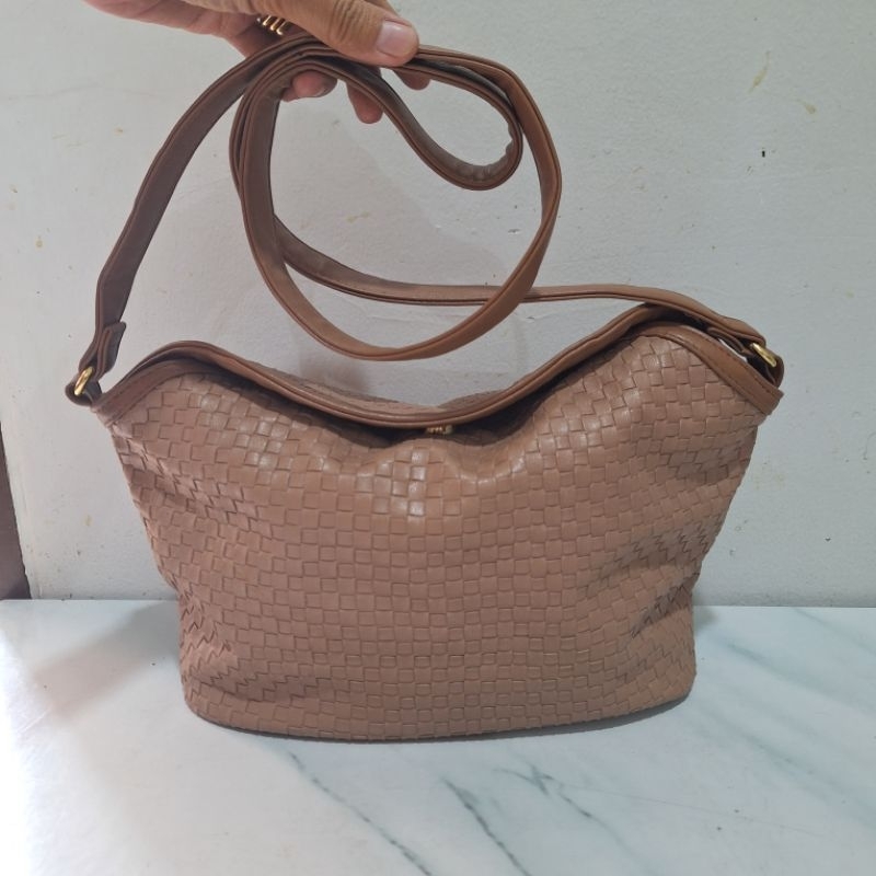 Tas Preloved Sling Anyam Kulit Sintetis