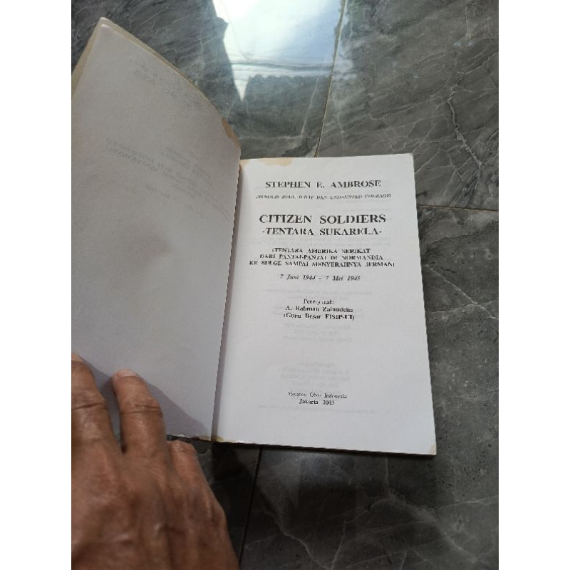 CITIZEN SOLDIERS Tentara Sukarela TENTARA AMERIKA SERIKAT DARI PANTAI NORMANDIA KE BULGE SAMPAI MENY
