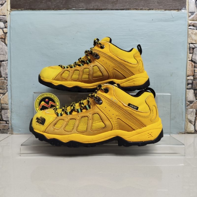sepatu outdoor Tnf second