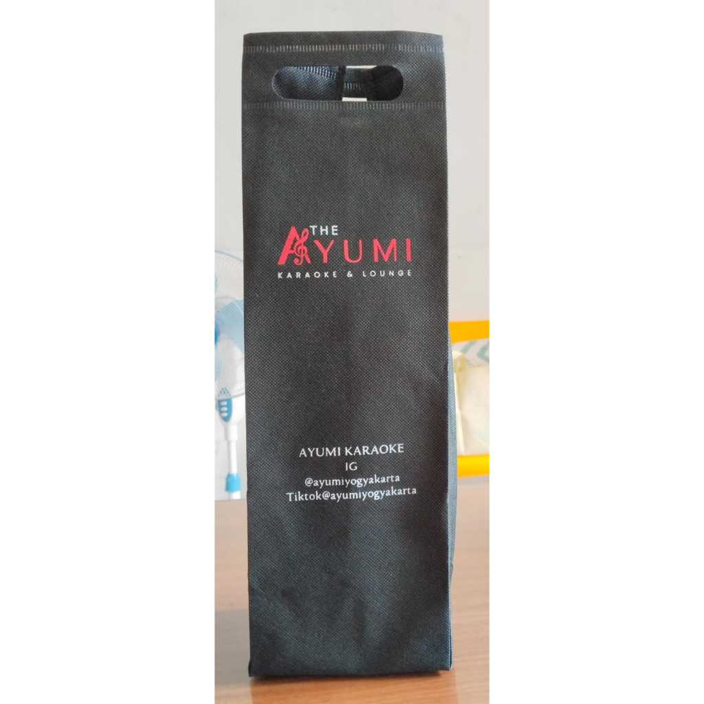 

CUSTOM SABLON 2 Warna 1 Muka - Tas Spunbond Press Handel Oval Uk. 12x40x11cm, Kemasan utk botol Madu, Wine, Minuman Bersoda 1L smp 1,5L, Sirup, Toples, Tumbler, Mug, Botol Minum, Hampers, Souvenir, dll