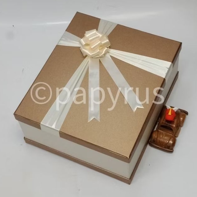 

PAPYRUS Sandwich 30x35 Tinggi 15cm Kotak Kado Gift Box Hadiah V1