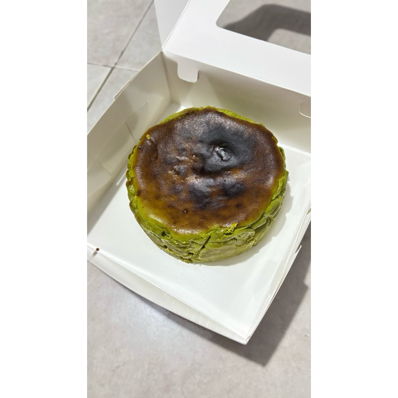 

Whole cake matcha basque cheesecake | Keikeuri