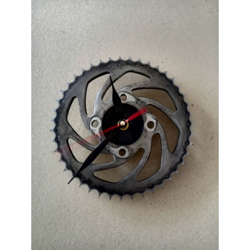 Jam Dinding Gear Motor Bekas Unik Vintage Handmade – Dekorasi Industrial Keren

