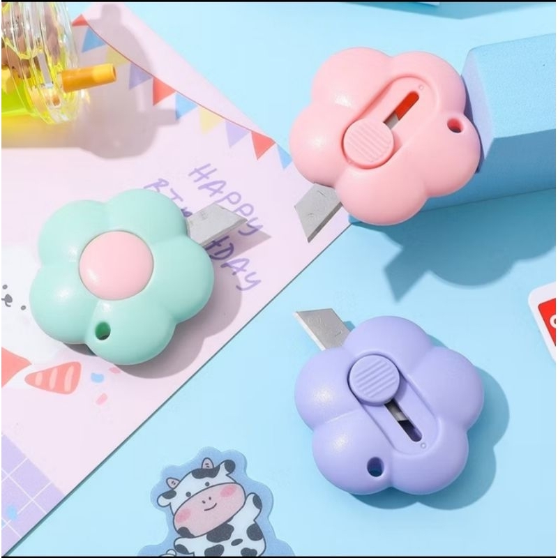 

GK_030 Cutter Mini Portable Bentuk Bunga Pemotong Kertas Cutter Lucu Bentuk Flower Warna Pastel