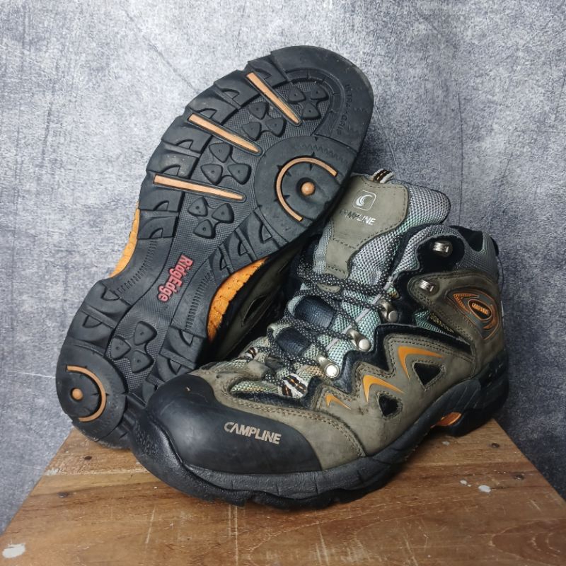 Sepatu outdoor second campline size 42