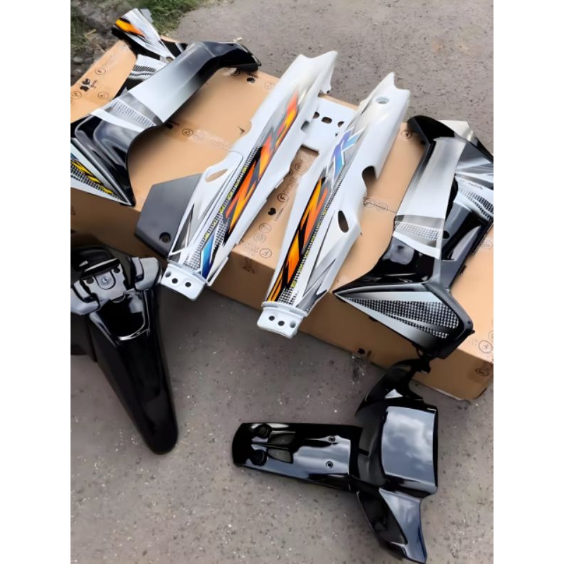 TERLARIS!!!BODY SET HALUS YAMAHA FIZ R HITAM PUTIH SET STRIPING 2004