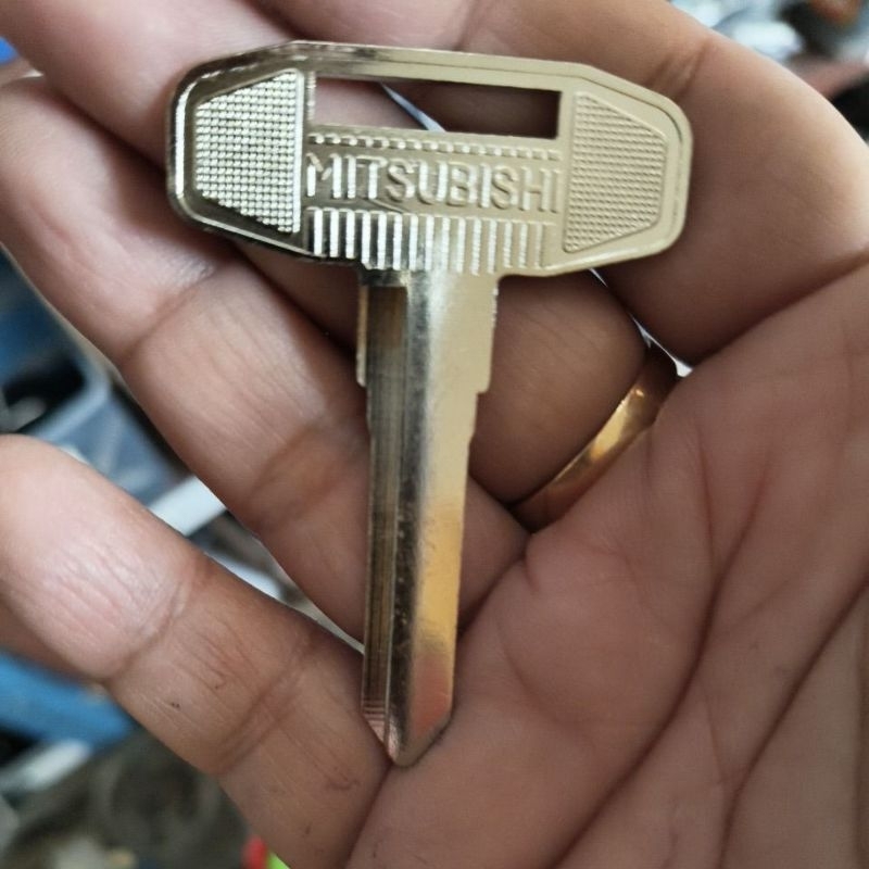 bahan kunci Mitsubishi fuso kanan