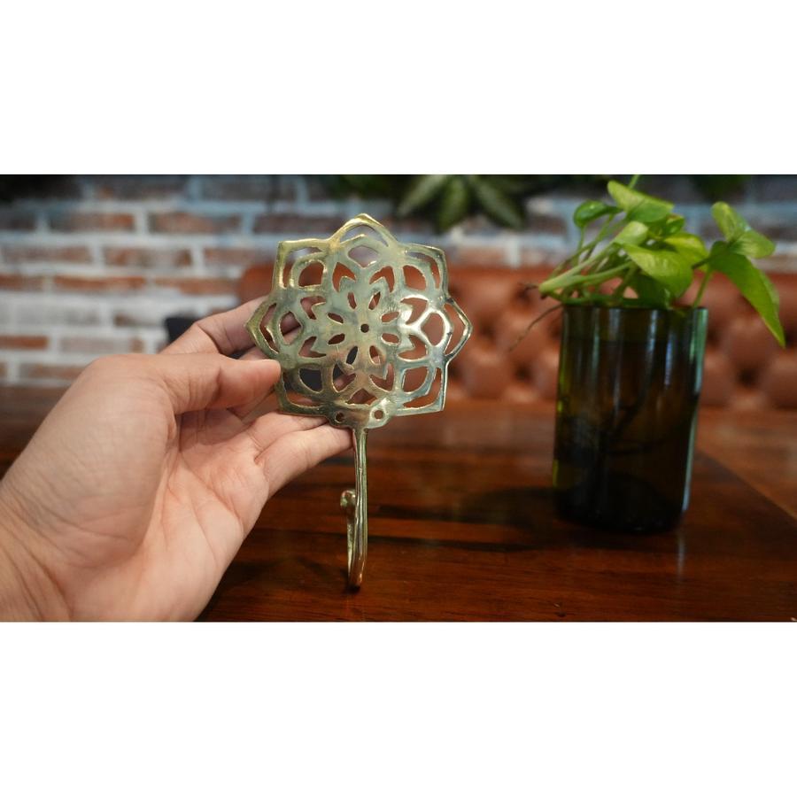 Gantungan baju Ukiran Lingkar kuningan kapstok