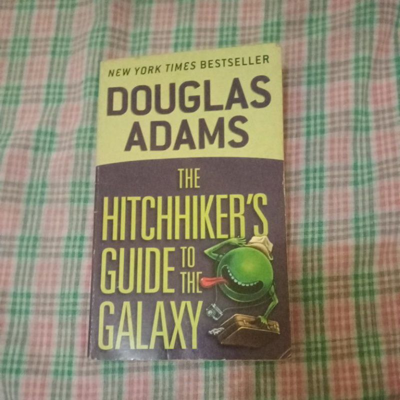Buku the hitchhiker's guide to the galaxy - douglas adams