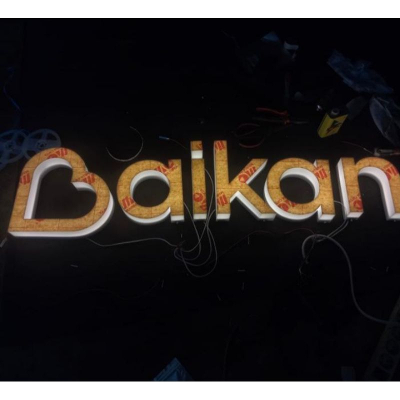 Huruf timbul akrilik menyala untuk ruko