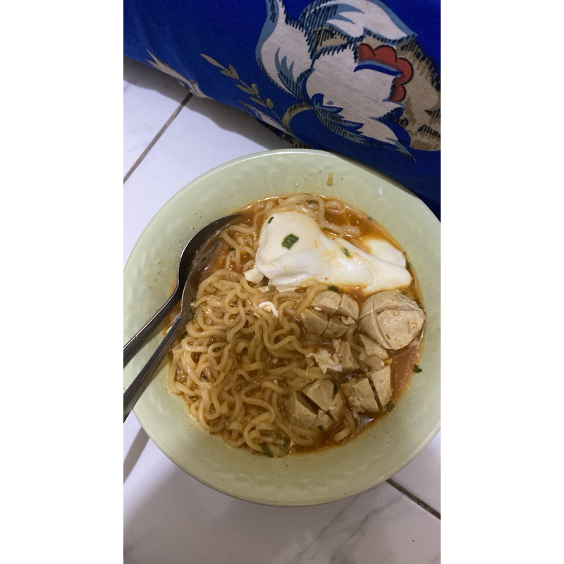 

mie kuah 2 telor 5 pentol