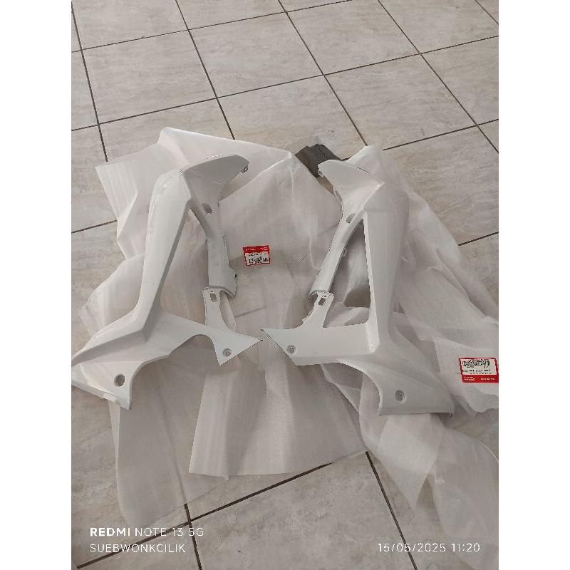 cover sayap depan kiri kanan honda supra x125 batman putih original AHM