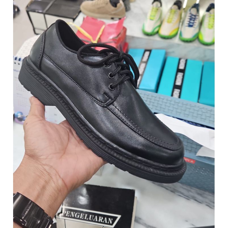 Sepatu casual lubang tali 3 Docmart