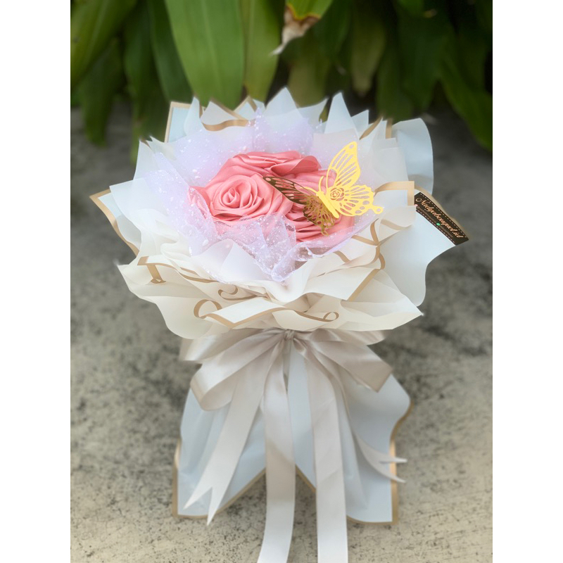 

BUKET PITA SATIN 3 TANGKAI + TILE SALJU DAN KUPU - KUPU