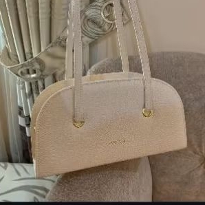 tas putih muat banyak isinya lumayan luas tapi tetap elegan free jepit bunga kamboja