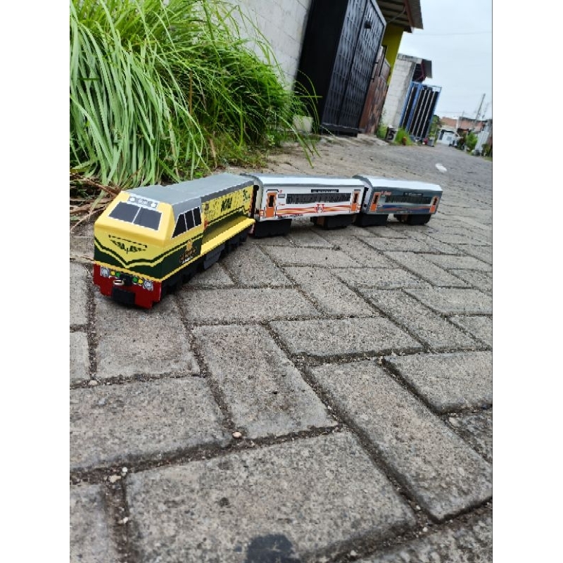 Lokomotif CC203 vintage +2gerbong- Miniatur Kereta Api Kayu