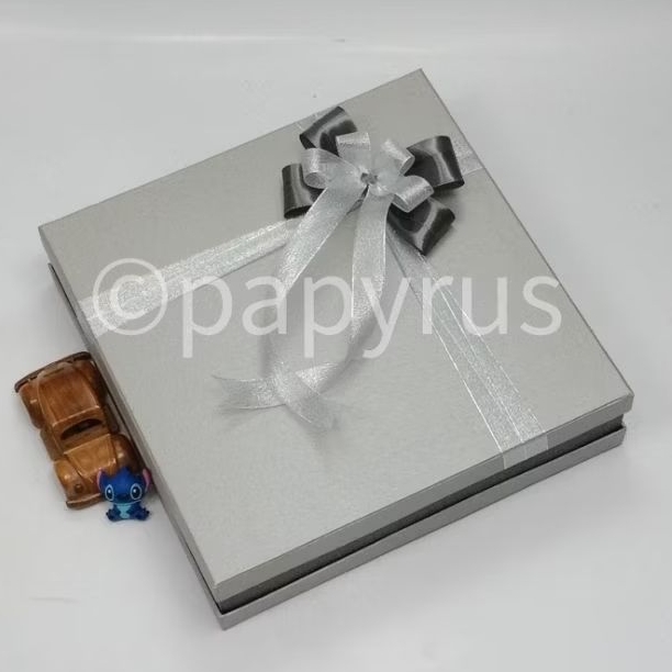 

PAPYRUS Sandwich 35x35 Tinggi 8cm Kotak Kado Gift Box V3