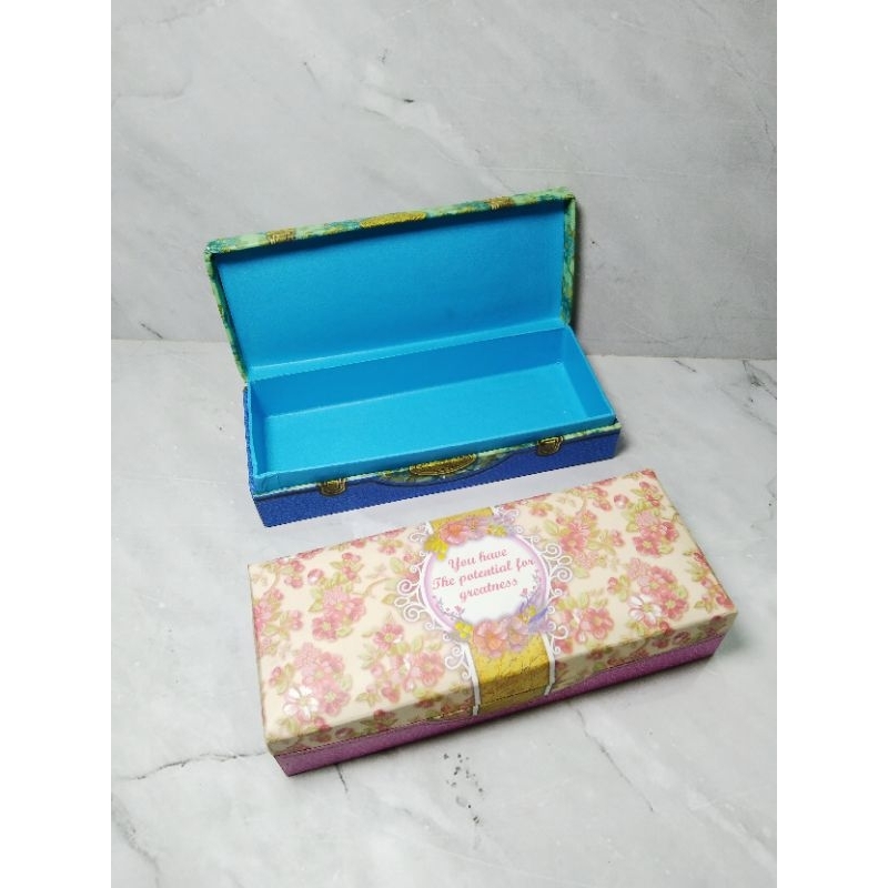 

KOTAK PENSIL MOTIF BUNGA SIMPATY / TEMPAT ALAS TULIS / TEMPAT PENSIL - SIMPATY