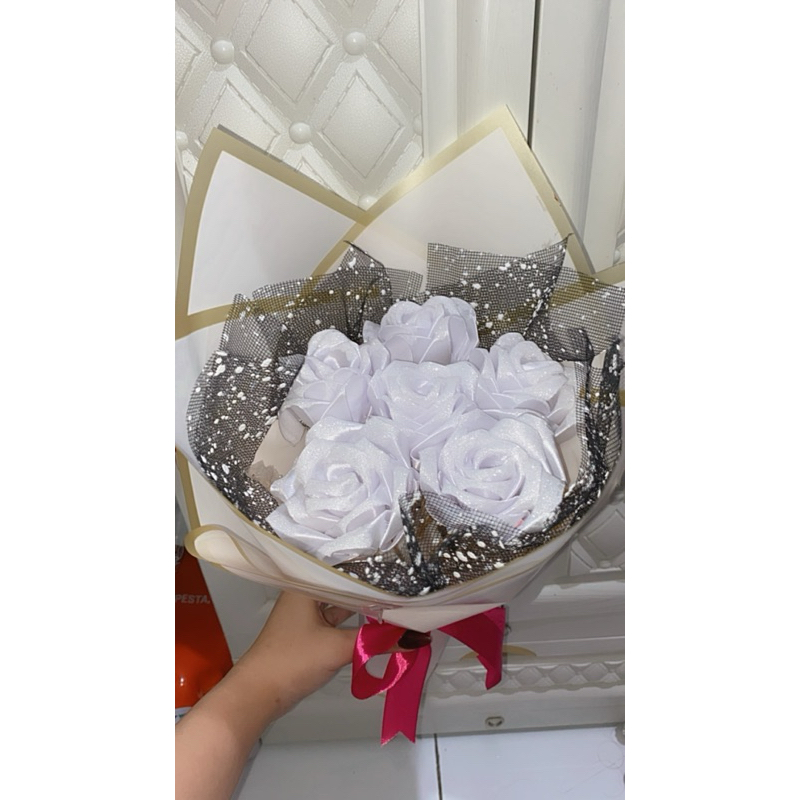 

Bouquet Bunga mawar pita sateen