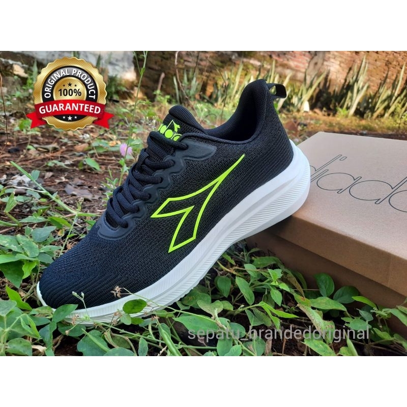 sepatu sport runing diadora hitam original