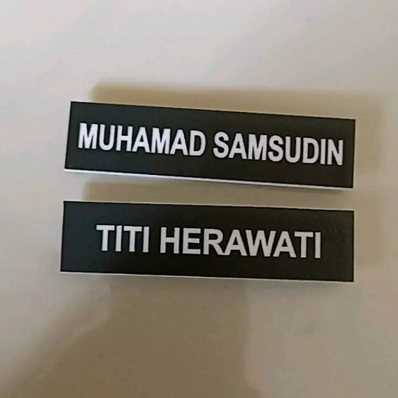 

Name Tag Nama Dada Grafir Nametag Ukir Hitam Doff