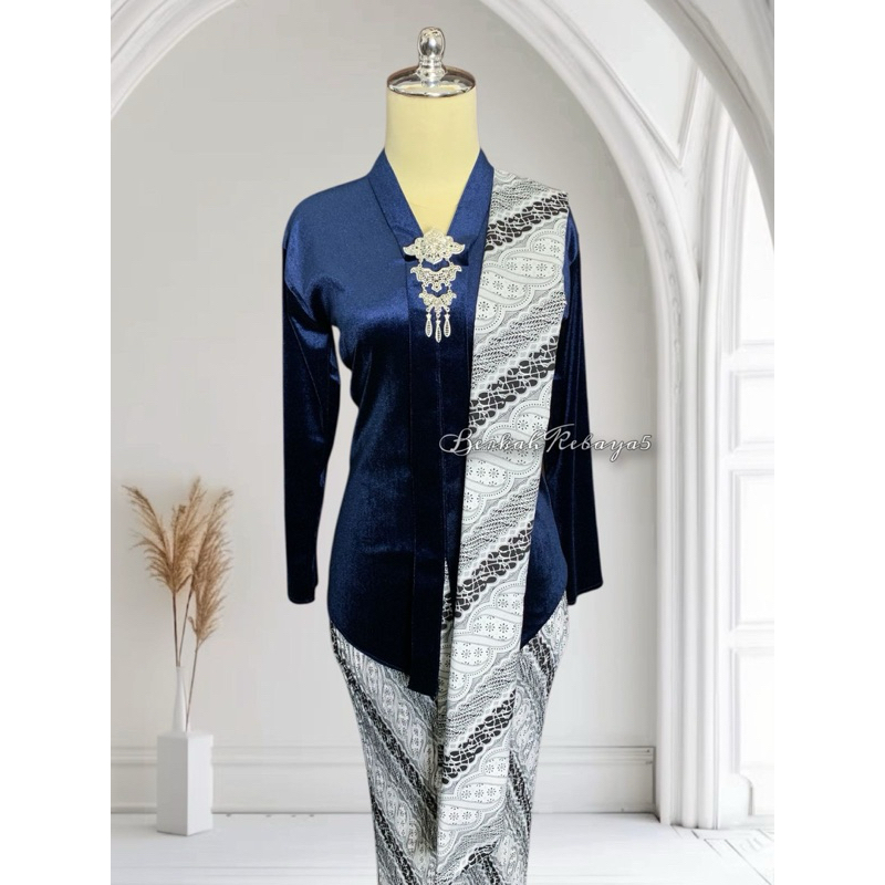 NEW DEALS Setelan Kebaya Kartini Encim Bludru / Kebaya + Selendang + Jarik Motif Lereng Sogan Putih