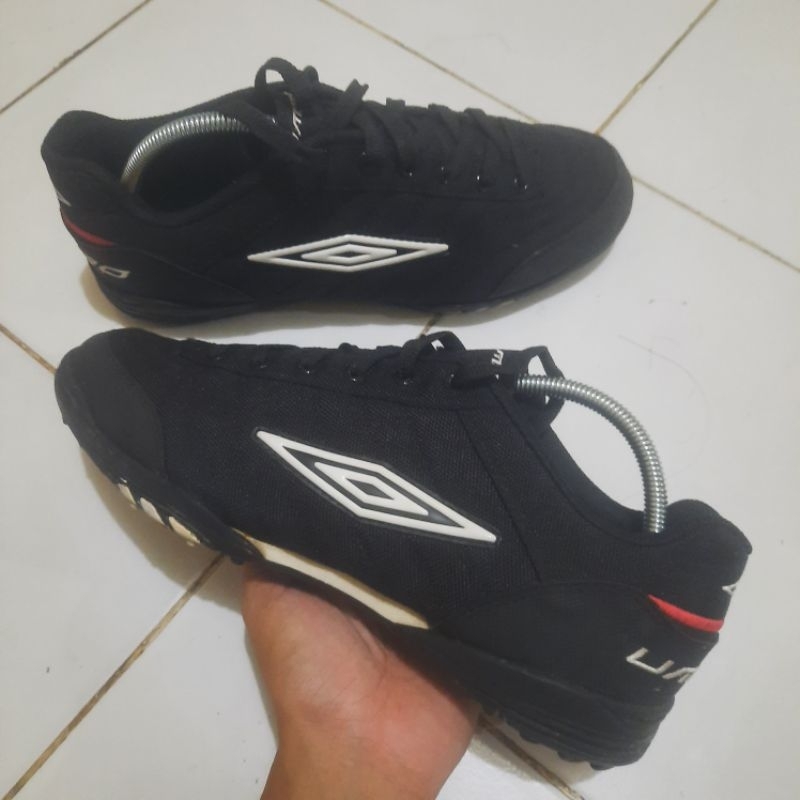 Sepatu futsal Umbro Speciali Canvas