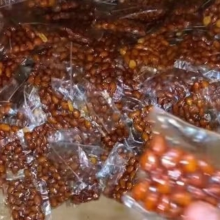 

isi 25 bungkus .!!!!KACANG PEDAS MANIS