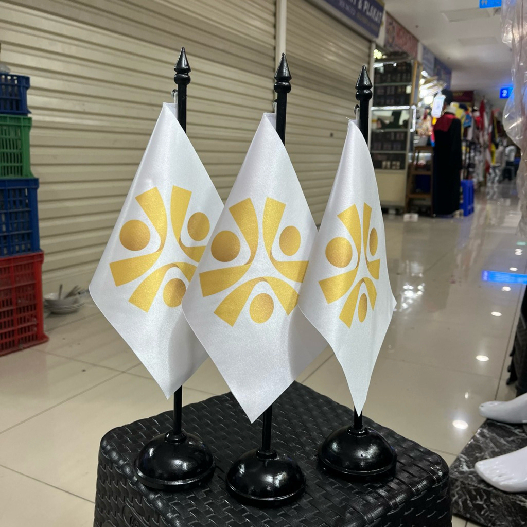 

Lancar Jaya Advertising Bendera Meja Custom Logo Satin Premium 15x22.5 cm, Tiang 35 cm/Bendera Meja